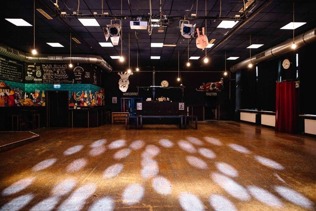 Eventlocation im SCHANZ mit Bühne und Lichtspots