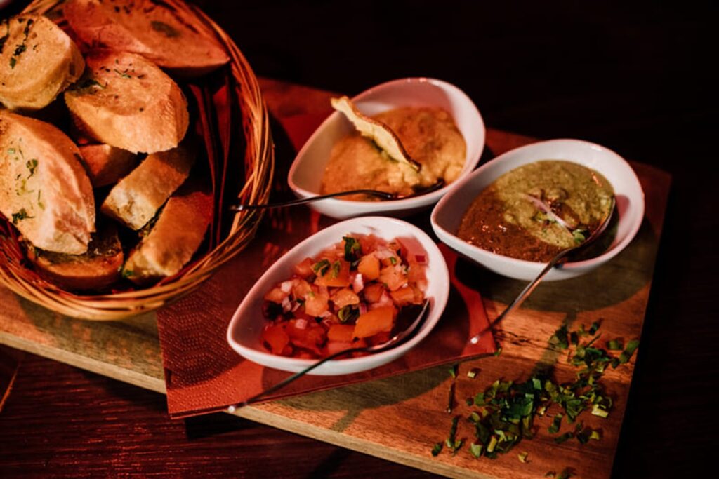 Antipasti und Brotkorb