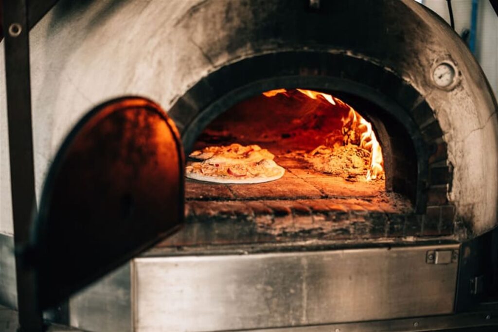 Pizza im Steinofen