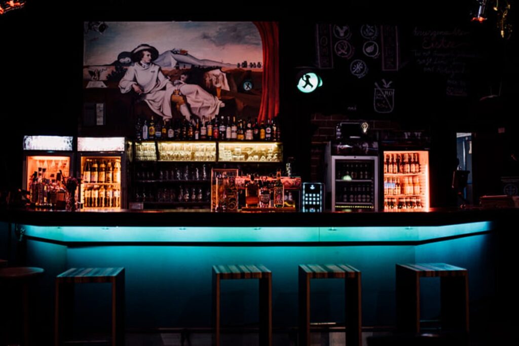 Neonbar am Abend