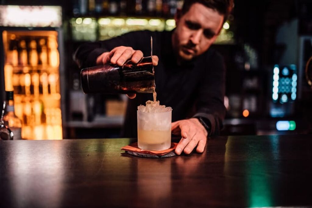Cocktailservice am Bartresen